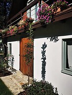 Sunny Wooden House on Creek, 30 Minutes Prague