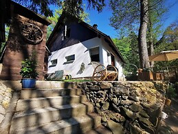 Sunny Wooden House on Creek, 30 Minutes Prague