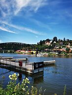 Sunny Wooden House on Creek, 30 Minutes Prague