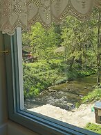 Sunny Wooden House on Creek, 30 Minutes Prague
