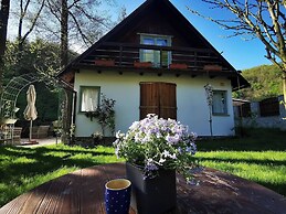 Sunny Wooden House on Creek, 30 Minutes Prague