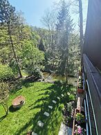 Sunny Wooden House on Creek, 30 Minutes Prague