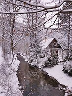 Sunny Wooden House on Creek, 30 Minutes Prague