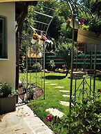 Sunny Wooden House on Creek, 30 Minutes Prague