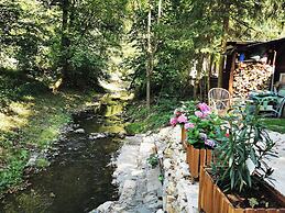 Sunny Wooden House on Creek, 30 Minutes Prague
