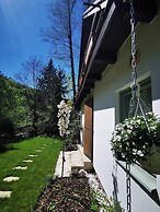 Sunny Wooden House on Creek, 30 Minutes Prague