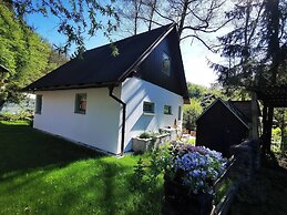 Sunny Wooden House on Creek, 30 Minutes Prague