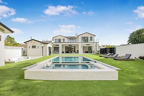Villa Califa - Resort-style Living w/ Private Pool, Spa & Theater