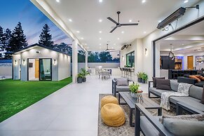 Villa Califa - Resort-style Living w/ Private Pool, Spa & Theater