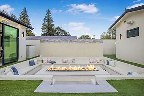 Villa Califa - Resort-style Living w/ Private Pool, Spa & Theater