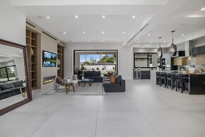 Villa Califa - Resort-style Living w/ Private Pool, Spa & Theater