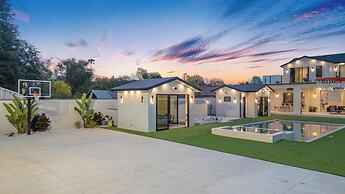 Villa Califa - Resort-style Living w/ Private Pool, Spa & Theater