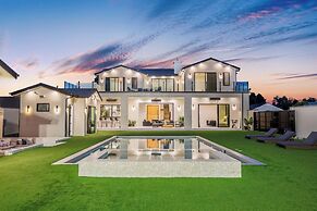 Villa Califa - Resort-style Living w/ Private Pool, Spa & Theater