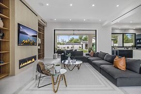 Villa Califa - Resort-style Living w/ Private Pool, Spa & Theater