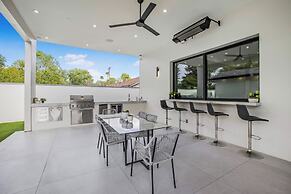 Villa Califa - Resort-style Living w/ Private Pool, Spa & Theater