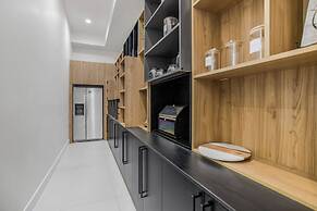 Villa Califa - Resort-style Living w/ Private Pool, Spa & Theater