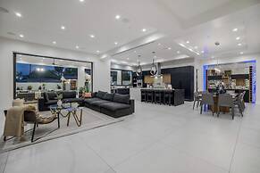 Villa Califa - Resort-style Living w/ Private Pool, Spa & Theater