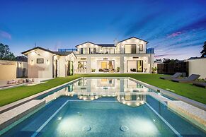 Villa Califa - Resort-style Living w/ Private Pool, Spa & Theater