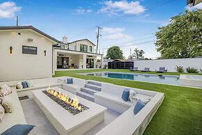 Villa Califa - Resort-style Living w/ Private Pool, Spa & Theater