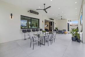 Villa Califa - Resort-style Living w/ Private Pool, Spa & Theater