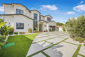 Villa Califa - Resort-style Living w/ Private Pool, Spa & Theater