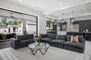 Villa Califa - Resort-style Living w/ Private Pool, Spa & Theater