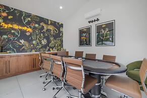 Villa Califa - Resort-style Living w/ Private Pool, Spa & Theater