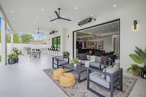 Villa Califa - Resort-style Living w/ Private Pool, Spa & Theater