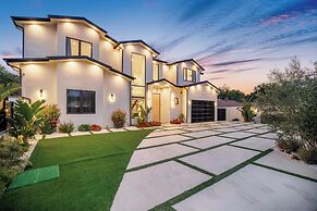 Villa Califa - Resort-style Living w/ Private Pool, Spa & Theater