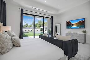 Villa Califa - Resort-style Living w/ Private Pool, Spa & Theater