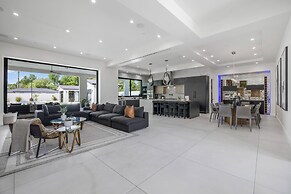 Villa Califa - Resort-style Living w/ Private Pool, Spa & Theater