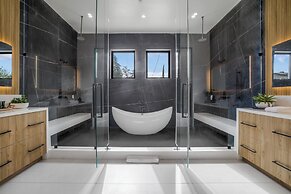 Villa Califa - Resort-style Living w/ Private Pool, Spa & Theater