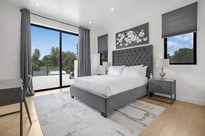 Villa Califa - Resort-style Living w/ Private Pool, Spa & Theater