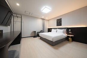 Gunsan Hound Hotel