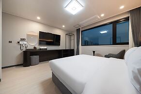 Gunsan Hound Hotel