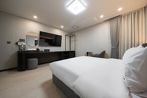 Gunsan Hound Hotel