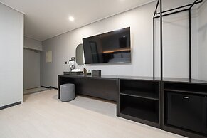 Gunsan Hound Hotel