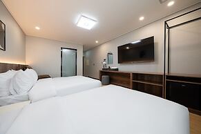 Gunsan Hound Hotel