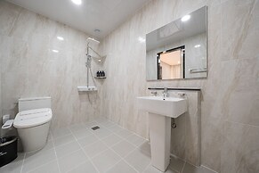 Gunsan Hound Hotel