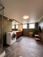 City Centre Treehouse With Backyard