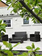 City Centre Treehouse With Backyard