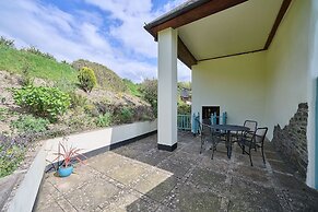 Host Stay Coombe Cottage