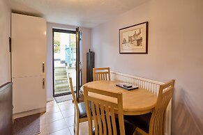 Host Stay Coombe Cottage