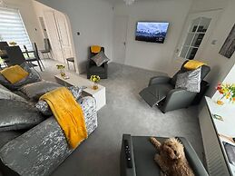 130m2 New House 2024 - 3 Bedrooms - Free Fast Wifi - Free off Street P