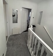 130m2 New House 2024 - 3 Bedrooms - Free Fast Wifi - Free off Street P