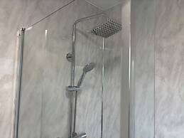 130m2 New House 2024 - 3 Bedrooms - Free Fast Wifi - Free off Street P