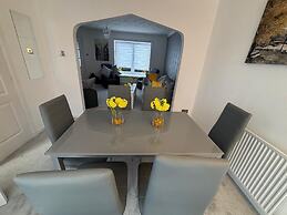 130m2 New House 2024 - 3 Bedrooms - Free Fast Wifi - Free off Street P