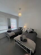 130m2 New House 2024 - 3 Bedrooms - Free Fast Wifi - Free off Street P