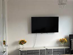 130m2 New House 2024 - 3 Bedrooms - Free Fast Wifi - Free off Street P