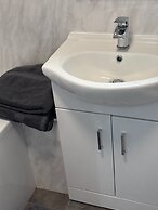 130m2 New House 2024 - 3 Bedrooms - Free Fast Wifi - Free off Street P